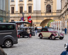 Plan zdjęciowy w okolicach Uniwersytetu Wrocławskiego. - Z uwagi na szczególne tło historyczne serialu (nazistowskie Niemcy lat 30. XX wieku), w przestrzeni miasta powstaną plany scenograficzne, uwzględniające określone znaki i symbole, charakterystyczne dla danego okresu historycznego, których nie należy w żaden sposób interpretować dosłownie – są jedynie dekoracją do filmu - informuje producent filmu